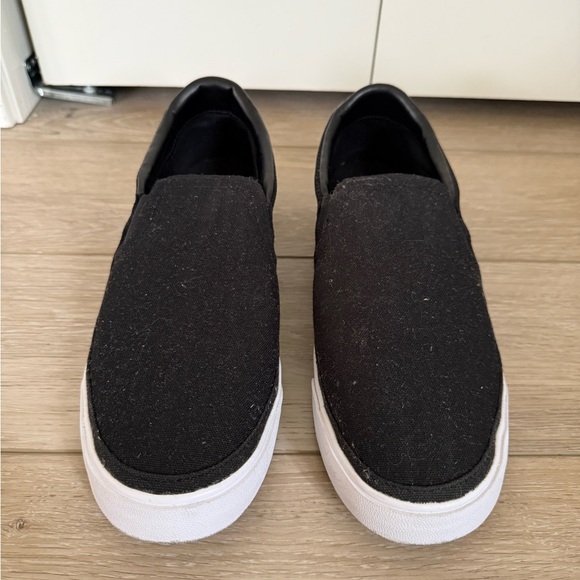 Men’s Nike slip on black white loafers size 9.5 worn once - Picture 2 of 5